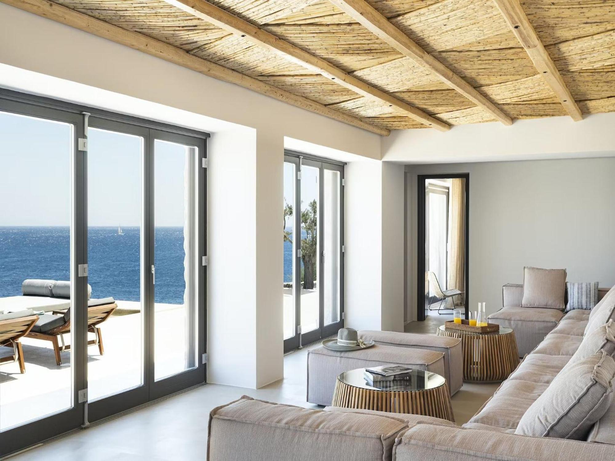 Villa Waterfront With Private Pool