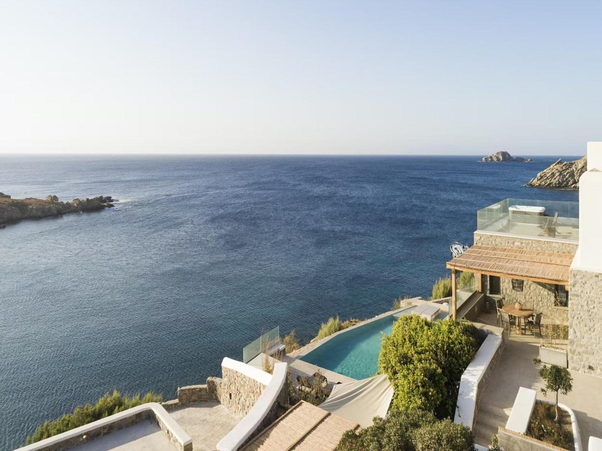 Villa Waterfront With Private Pool *