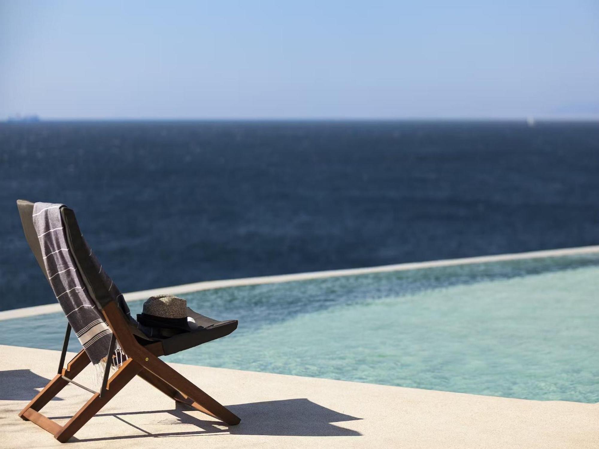 Villa Waterfront With Private Pool