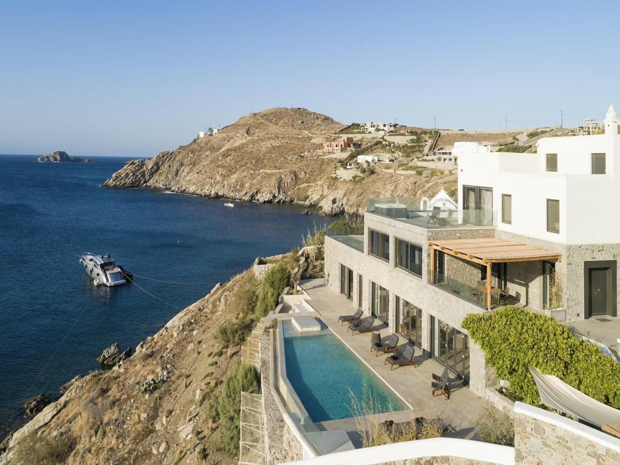 Villa Waterfront With Private Pool *